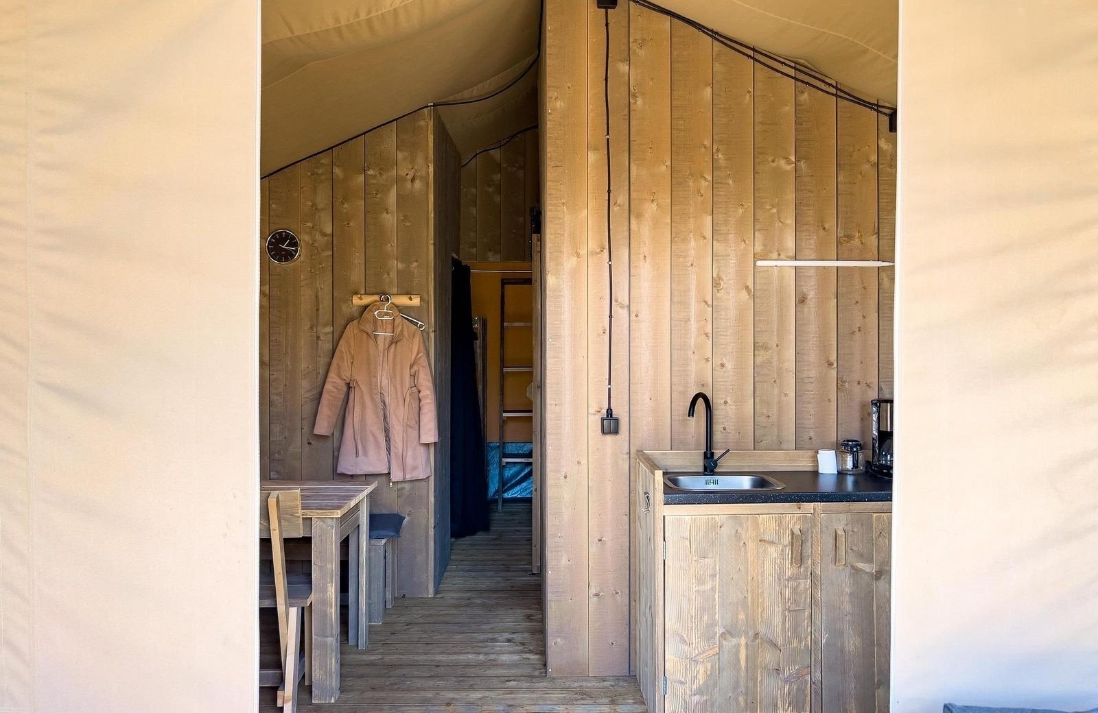 Luxe safaritent met sanitair 6 personen12