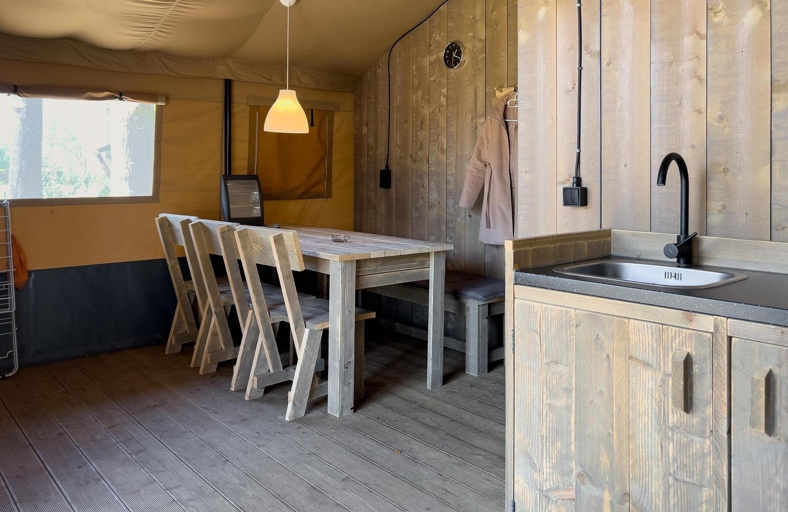 Luxe safaritent met sanitair 6 personen16